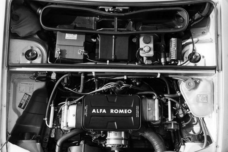 Моторный отсек Alfa Romeo Alfasud SVAR Concept (901) 1982 года  (фото 3 из 5)